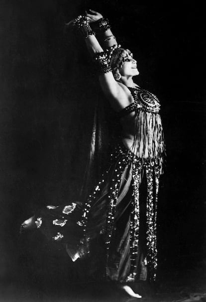  Carmen Tórtola Valencia, en 1915, interpretando la danza de 'La Bayadera', con música de León Delibes. 