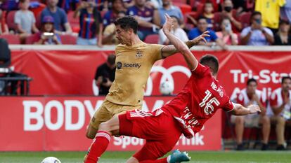 Lewandowski chuta ante Yearwood en el duelo contra el New York Red Bulls.