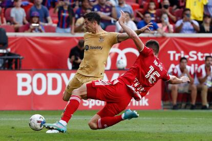 Lewandowski chuta ante Yearwood en el duelo contra el New York Red Bulls.