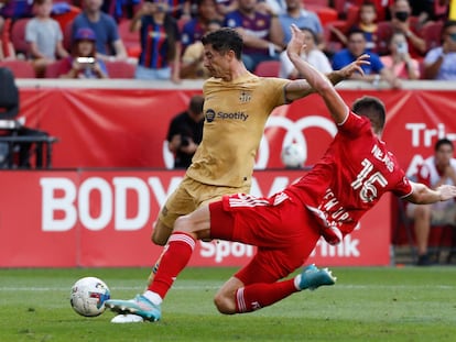 Lewandowski chuta ante Yearwood en el duelo contra el New York Red Bulls.