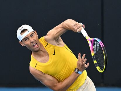 Nadal ejecuta un saque durante un entrenamiento en Brisbane, este sábado.