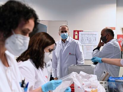 El consejero de Sanidad, Enrique Ruiz Escudero, durante su visita al Laboratorio Regional de Salud Pública.