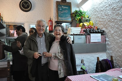 Los hosteleros Inés Llanos y José Martínez, en su restaurante Zara.