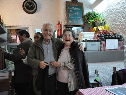 Los hosteleros Inés Llanos y José Martínez, en su restaurante Zara.