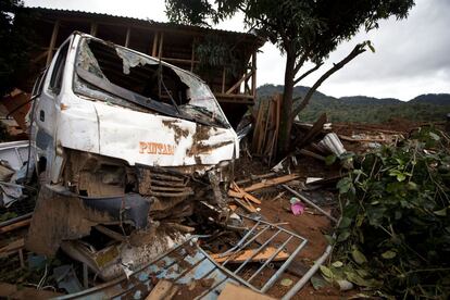 Una camioneta destrozada tras el derrumbe en el poblado de La Pintada, en Guerrero.