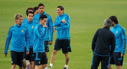 Di Mar&iacute;a, a la derecha, en el entrenamiento del Madrid.