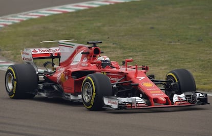 Kimi Raikkonen pilota el nuevo coche Ferrari SF70H de Fórmula 1 en Maranello (Italia).