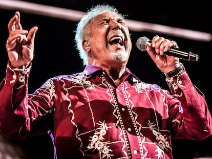 Tom Jones, durante su actuación ayer en Barcelona.