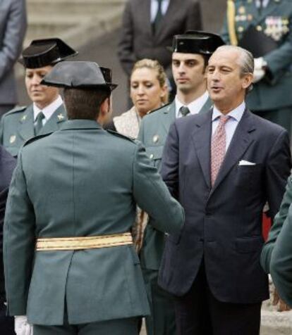 Arsenio Fernández de Mesa condecora a un guardia civil este viernes en Intxaurrondo.