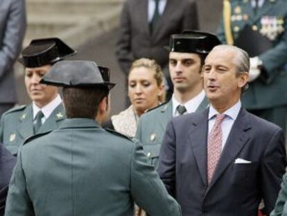 Arsenio Fernández de Mesa condecora a un guardia civil este viernes en Intxaurrondo.