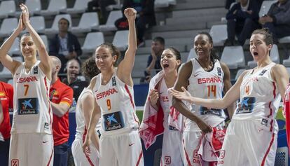 Las jugadoras espa&ntilde;olas celebran el triunfo