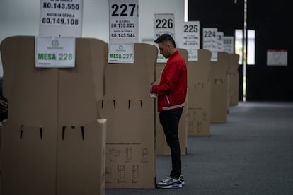 Un votante en Bogotá, el 29 de octubre de 2023.