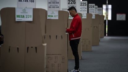 Un votante en Bogotá, el 29 de octubre de 2023.