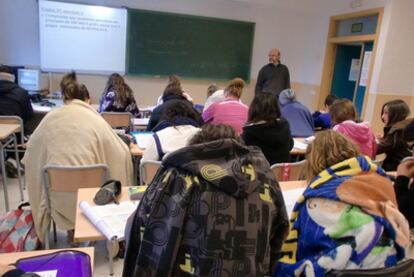 Estudiantes del IES Vila-roja de Almassora de Castellón cubiertos con mantas.