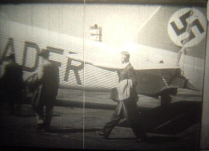 Un pasajero subiendo al Ju 52 'Hans Wende' en una antigua imagen de un documental.