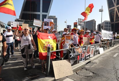 Un grupo de ciudadanos protesta contra Pedro Sánchez y Begoña Gómez, este viernes en el exterior de los juzgados de Plaza de Castilla.