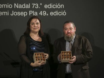 Care Santos, ganadora del Premio Nadal, y Xavier Theros, ganador del Premi Josep Pla