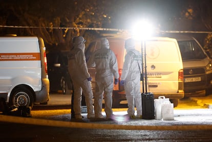 Civil Guard experts investigate the scene of the shootings in El Saler (Valencia), early Wednesday morning.