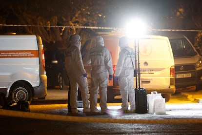 Peritos de la Guardia Civil investigan el lugar de los hechos en El Saler (Valencia), la madrugada del miércoles.