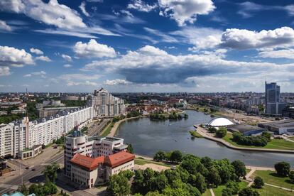 Panorámica aérea de Minsk y la bahía de Svisloch, en Bielorrusia.