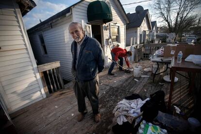 Michael Arbinni, veterano de la II Guerra Mundial de 89 años, posa frente a su casa de Midland Beach, inundada durante el huracán Sandy.