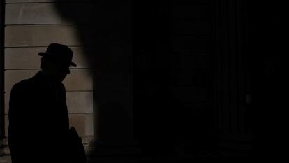 Un hombre camina junto al Banco de Inglaterra, situado en la City de Londres, uno de los mayores distritos financieros del mundo.