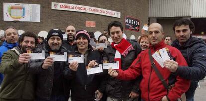 Seguidores del Athletic muestran las entradas conseguidas ayer para Old Trafford. 