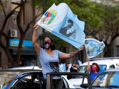 Participantes de la caravana en homenaje a Néstor Kirchner a diez años de su muerte en Buenos Aires.