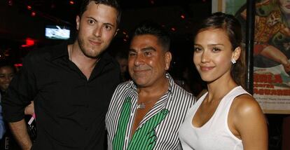 Harry Morton, Luis Barajas, fundador de 'Flaunt magazine', y la actriz Jessica Alba.