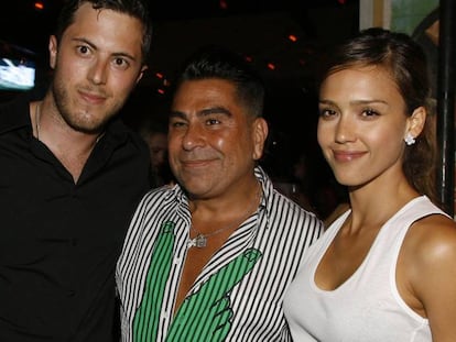 Harry Morton, Luis Barajas, fundador de 'Flaunt magazine', y la actriz Jessica Alba.