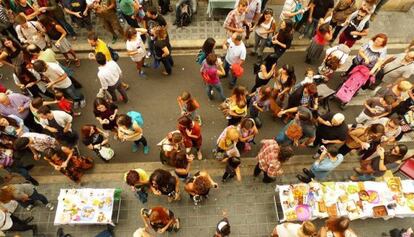 Desayuno con viandantes celebrado junto al Mercat del Grau en octubre de 2013.