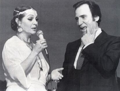 15 de febrero de 1982.<br>La directora y empresaria del Teatro Victoria, Sara Montiel, felicita a Manolo Escobar tras su actuación inaugural.