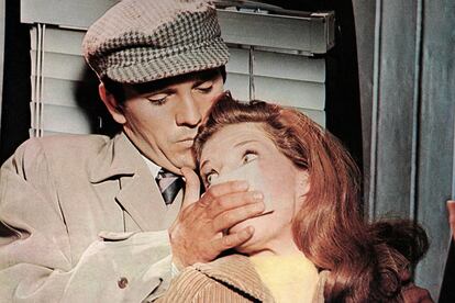 EL COLECCIONISTA (William Wyler, 1965).

A Freddie Clegg, un gris empleado de banca, le toca la lotería y no se le ocurre mejor idea que secuestrar a Miranda Grey (Samantha Eggar), una joven estudiante de arte por la que se siente atraído desde hace tiempo. A partir de ahí empieza un tenso y angustioso thriller psicológico. Pero ¿es Freddie Clegg (Terence Stamp) un perturbado que simplemente se ha enamorado o realmente uno puede acabar cometiendo atrocidades por conseguir ese trabalenguas consistente en que el objeto amado nos quiera como nosotros queremos que nos quiera? Porque, aunque el final de la película apunta en una dirección, quizás no sea necesario llegar a los extremos de Stamp para que esa cosa mal llamada amor nos gobierne y se traduzca en obsesión y posesión.