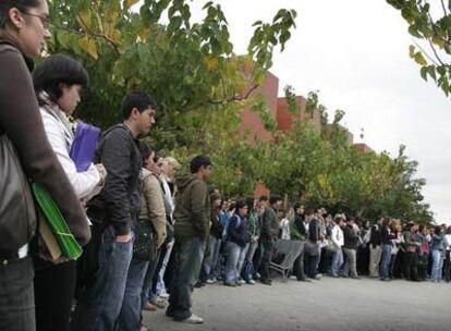 Alumnos, profesores y el equipo de gobierno de la Universitat de València despidieron ayer en el campus de Tarongers al estudiante de Derecho Daniel Oliver.