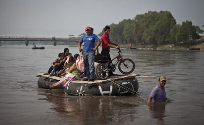 Balsas que cruzan a los migrantes de Guatemala a México.