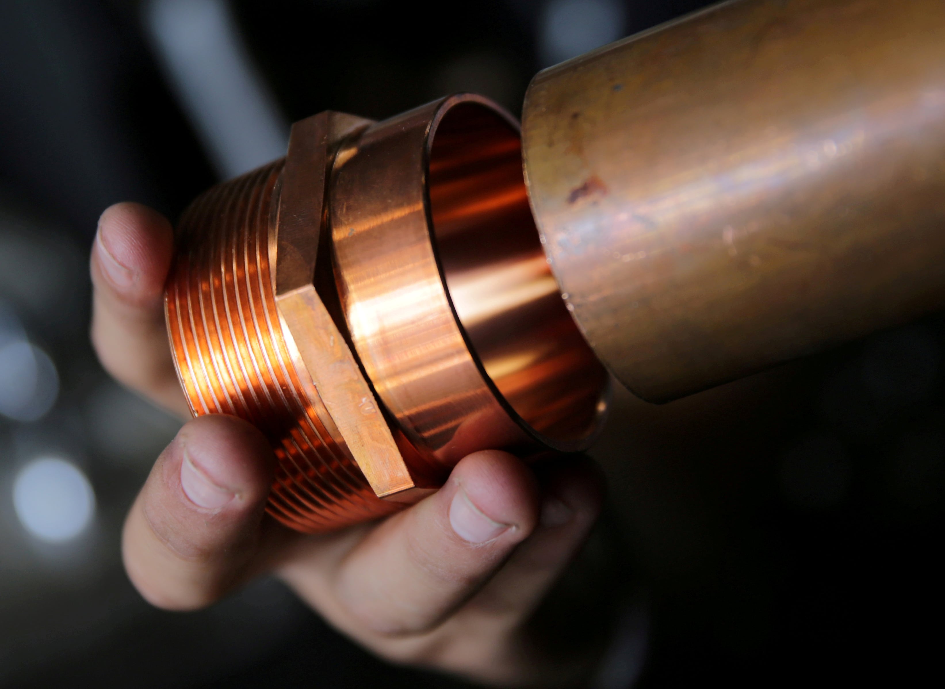 El cobre rompe su récord histórico y supera por primera vez los 13.000 dólares