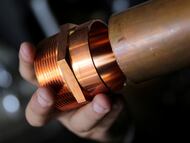 Un vendedor muestra componentes de cobre utilizados para plomería, en Ciudad de Mëxico, en una imagen de archivo.