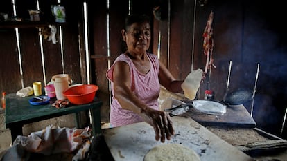 Una mujer cocina en una estufa de leña en Veracruz, en 2022.