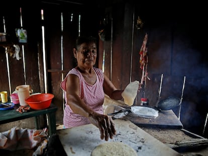 Una mujer cocina en una estufa de leña en Veracruz, en 2022.