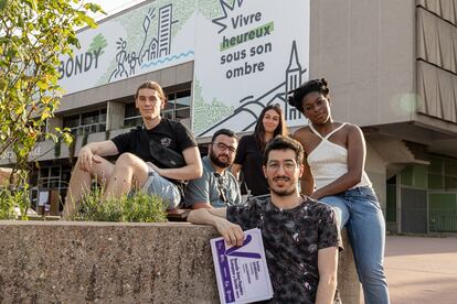 Desde la izquierda, Maxence, Mehmet, Emma, Chems e Yvana. Todos estos jóvenes están comprometidos con la política. Mehmet es candidato suplente por la Nueva Unión Popular Ecológica y Social (NUPES) y sus amigos son simpatizantes de la alianza progresista.