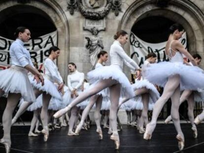 Aunque los bailarines y los músicos de la institución siguen en huelga para mantener sus pensiones, algunos de ellos ofrecieron un pequeño espectáculo ante las puertas del histórico edificio