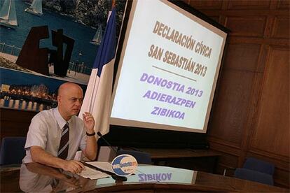El alcalde donostiarra, Odón Elorza, presentó la declaración cívica a los medios informativos en la mañana de ayer en el Ayuntamiento.