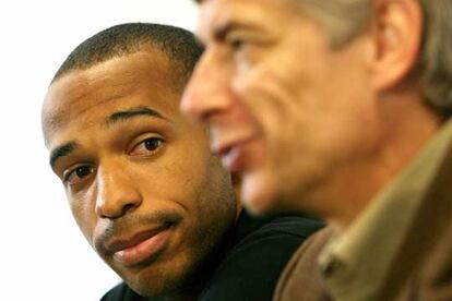 Henry, durante su conferencia de prensa de ayer, con Arsène Wenger.