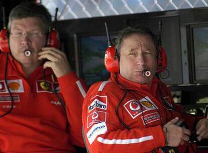 Ross Brawn (a la izquierda) y Jean Todt, durante un gran premio en 2003.