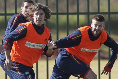 Puyol y Piqué corren por delante de Busquets durante un entrenamiento en Potchefstroom.