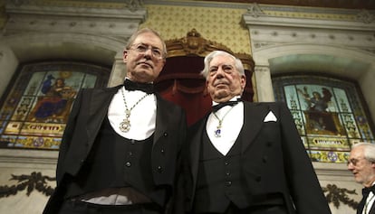 Félix de Azúa y, a Ia derecha, Mario Vargas Llosa, en la Academia de la Lengua el pasado domingo. 