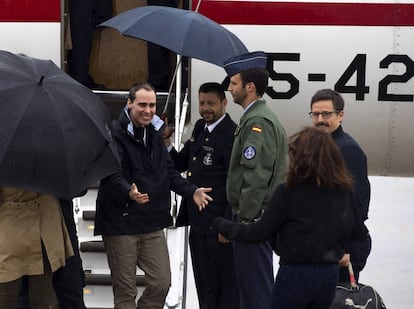 Fotografía facilitada por la Presidencia del Gobierno de los periodistas españoles Antonio Pampliega (c), Ángel Sastre y José Manuel López a su llegada esta mañana a la Base äerea de Torrejón de Ardoz, en Madrid, tras ser liberados ayer en Siria, donde permanecían secuestrados en Alepo desde julio del año pasado.