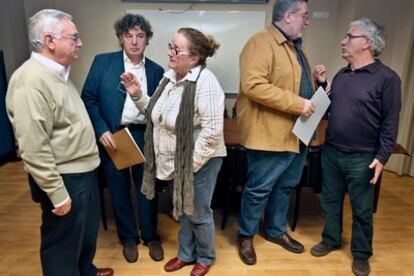 Los representantes de los gremios de libreros de Valencia, Castellón y Alicante, tras la denuncia de impagos del Consell