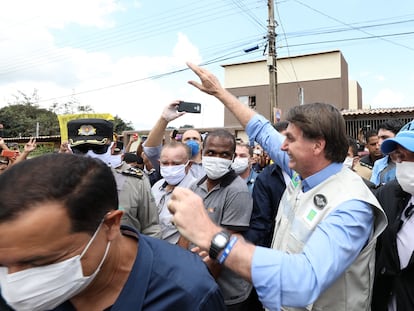 Bolsonaro cumprimenta apoiadores durante visita a obras de hospital neste sábado, em Goiás.