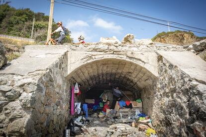 Un grupo de chavales ha encontrado cobijo bajo un puente, en la carretera que va hacia Benzú. La mayoría utiliza las duchas de las playas o bidones de agua para asearse. Vecinos de Ceuta han estado repartiendo ropa, mantas y comida durante las primeras semanas tras la crisis, pero la respuesta ciudadana ha ido disminuyendo progresivamente.